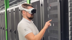Techniker verwendet Apple Vision Pro Brille für IT-Wartung mit DC Vision Software.