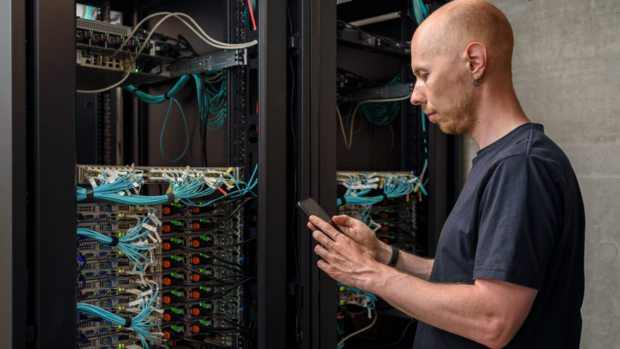 echniker dokumentiert IT-Inventar in einem Rechenzentrums-Rack und demonstriert DC Smarters Inventory-as-a-Service-Lösung für effizientes und genaues Asset-Management ohne zusätzliche Hardware.
