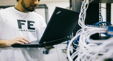Ingenieur nutzt Remote-Zusammenarbeitstools, um den Mangel an qualifizierten IT-Fachkräften im Rechenzentrumsmanagement zu bewältigen.